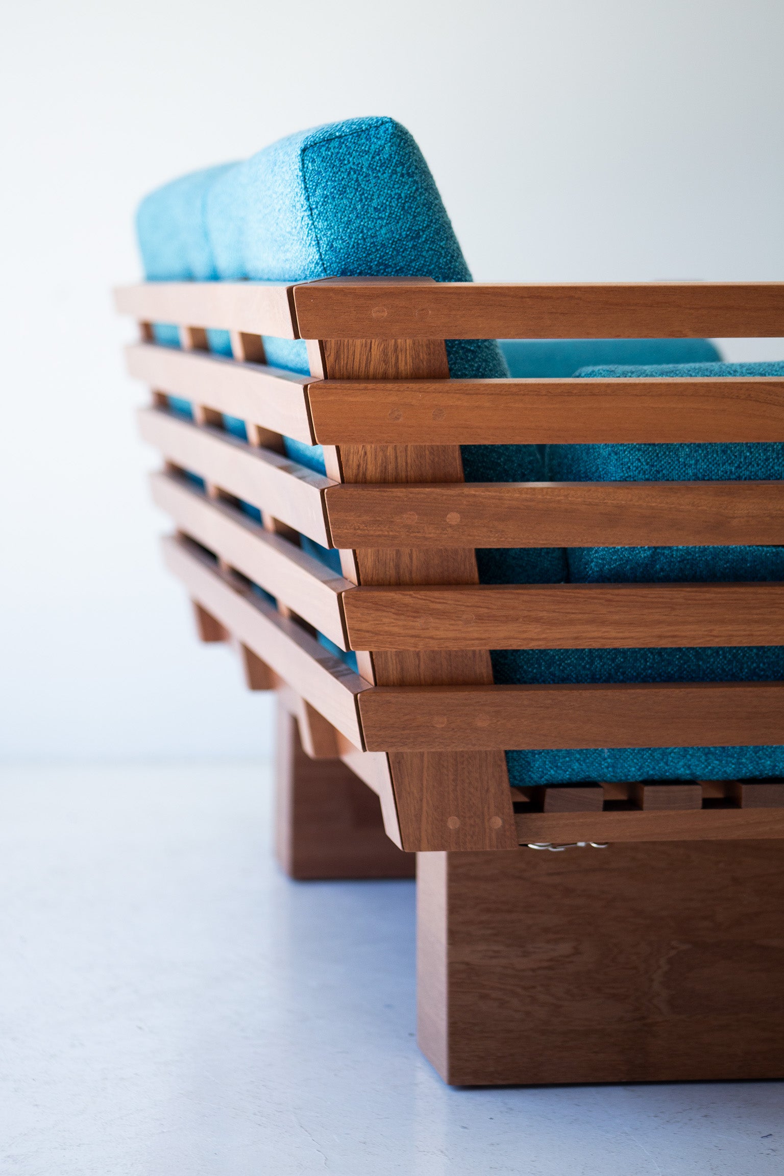 Modern Patio Furniture - Suelo® Slatted Loveseat - 3222