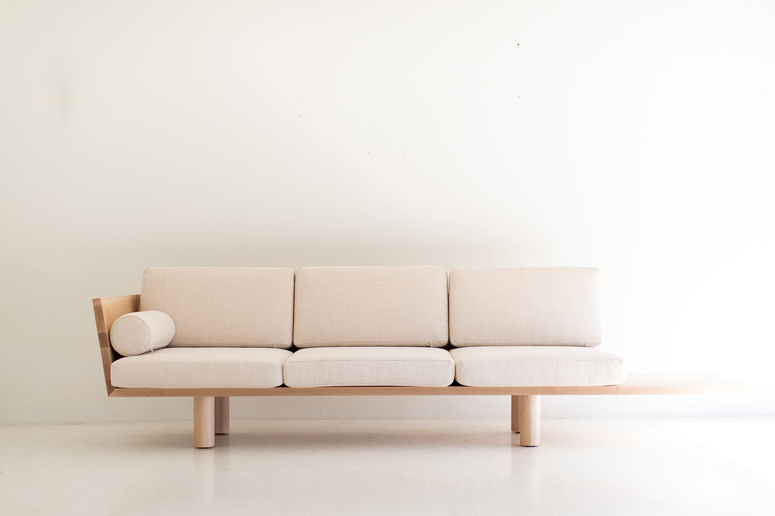Modern Suelo® Sofa - Turned Leg - 0321