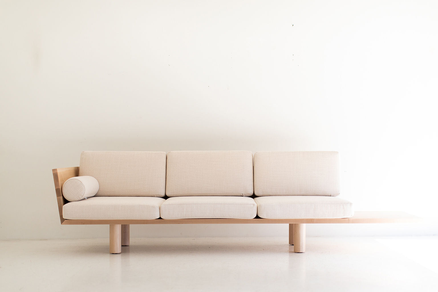 Modern Suelo Sofa - Turned Leg - 0321