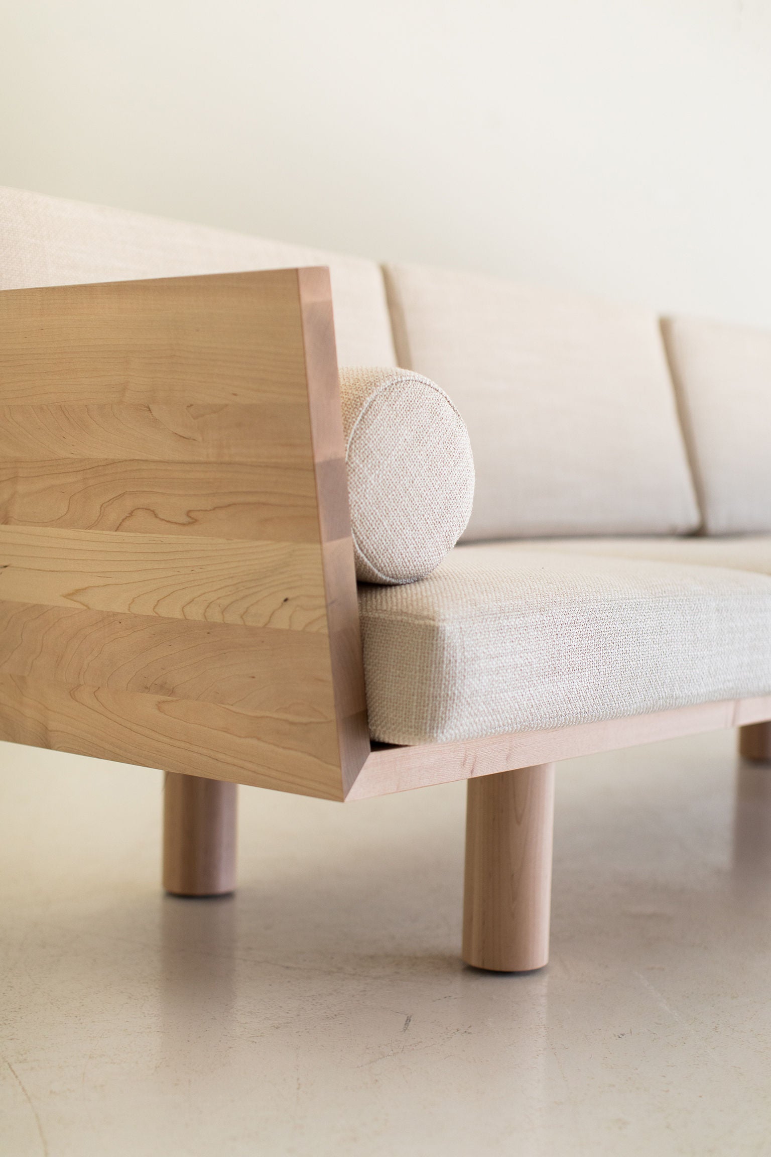 Modern Suelo® Sofa - Turned Leg - 0321