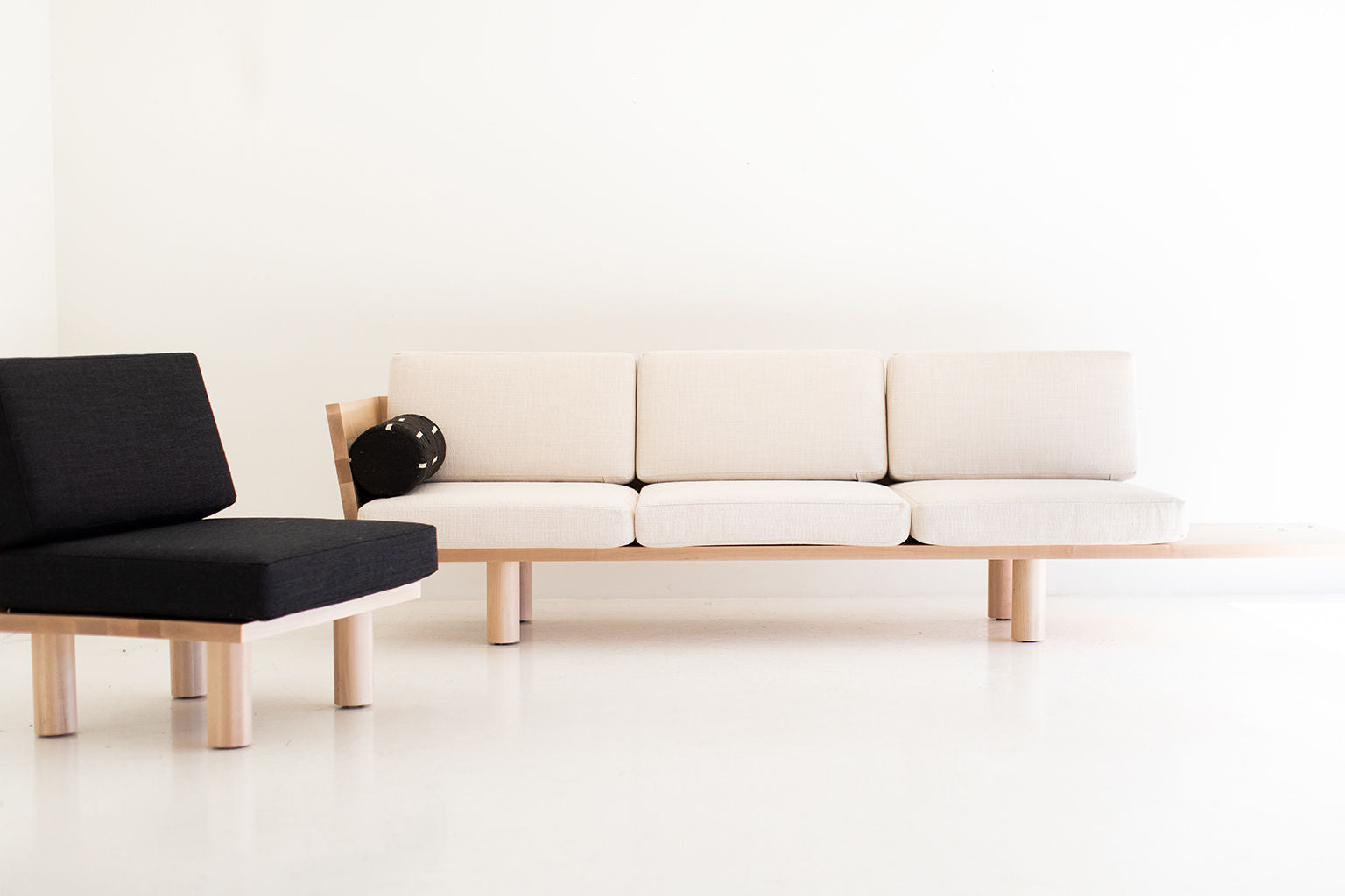 Modern Suelo® Sofa - Turned Leg - 0321