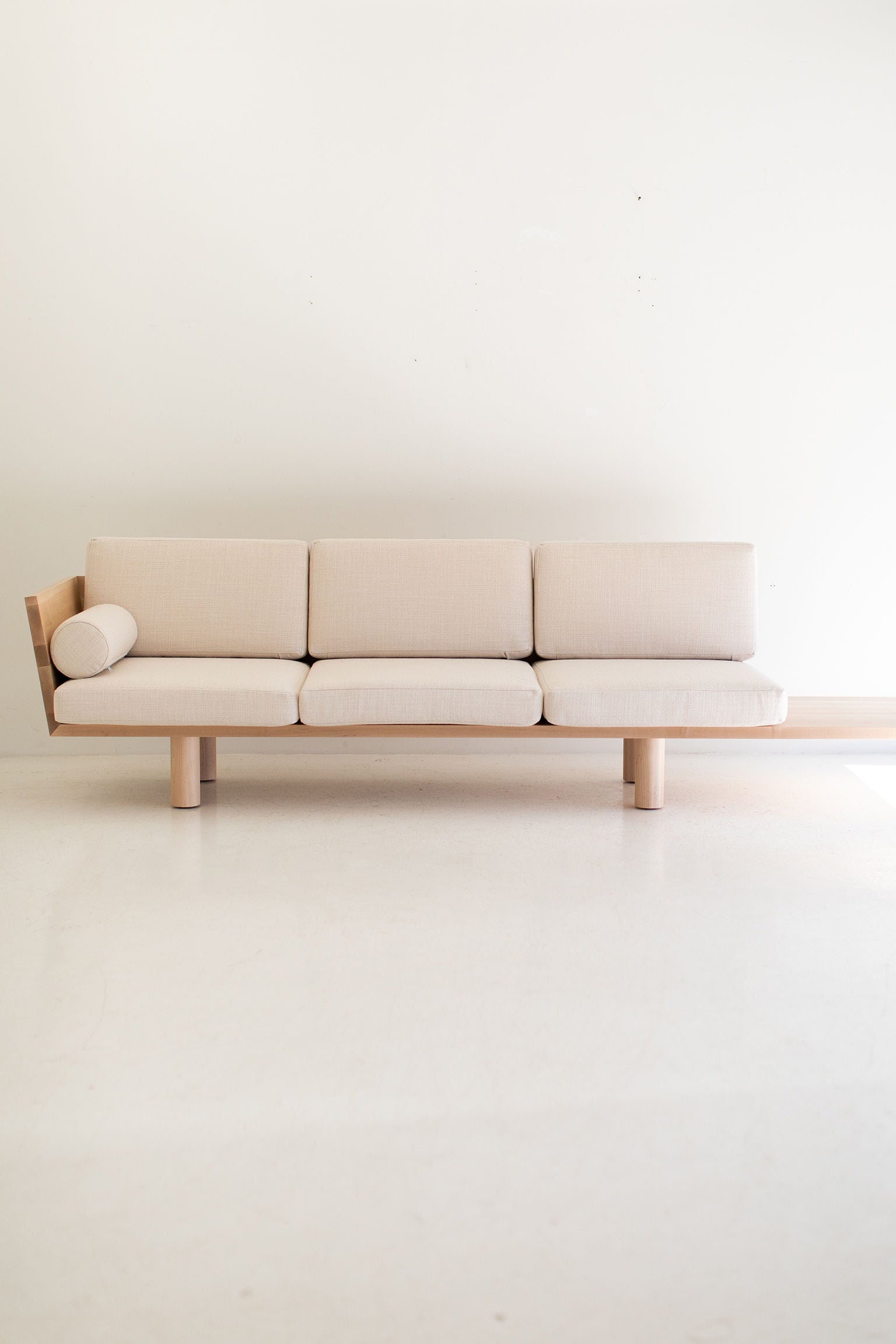 Modern Suelo® Sofa - Turned Leg - 0321