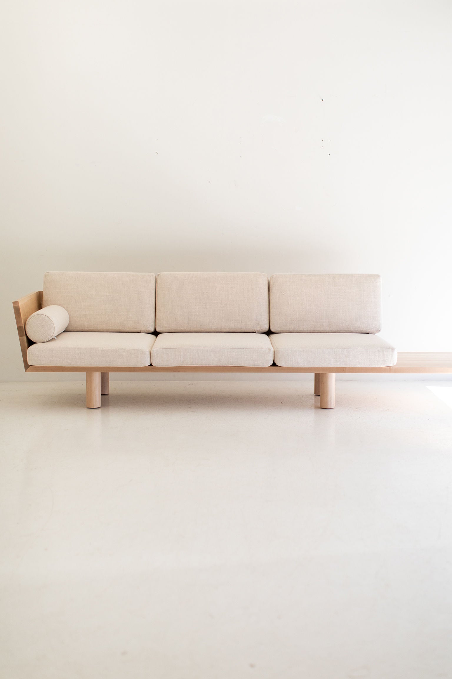 Modern Suelo Sofa - Turned Leg - 0321