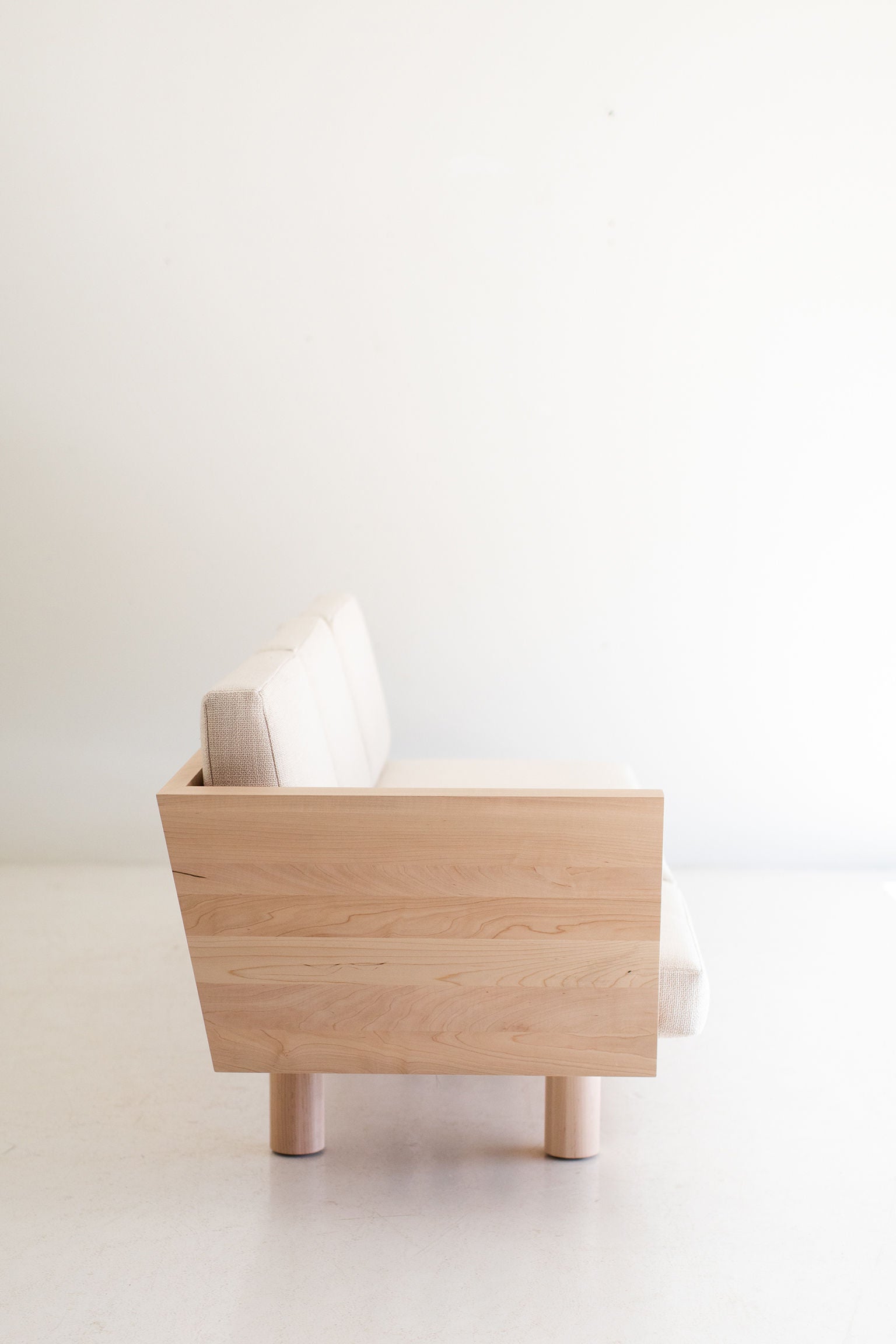 Modern Suelo® Sofa - Turned Leg - 0321
