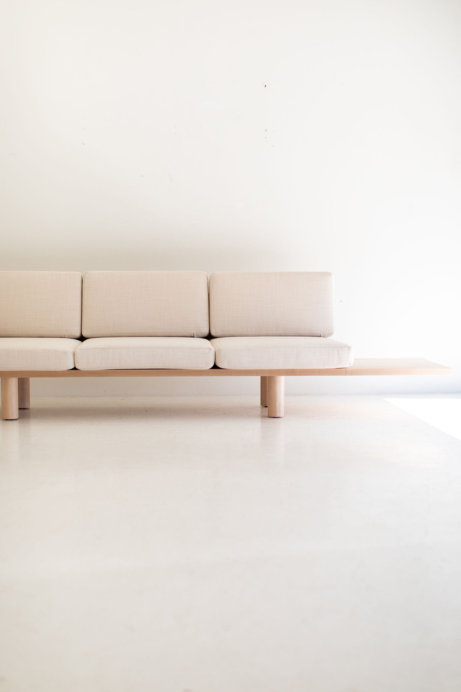 Modern Suelo® Sofa - Turned Leg - 0321