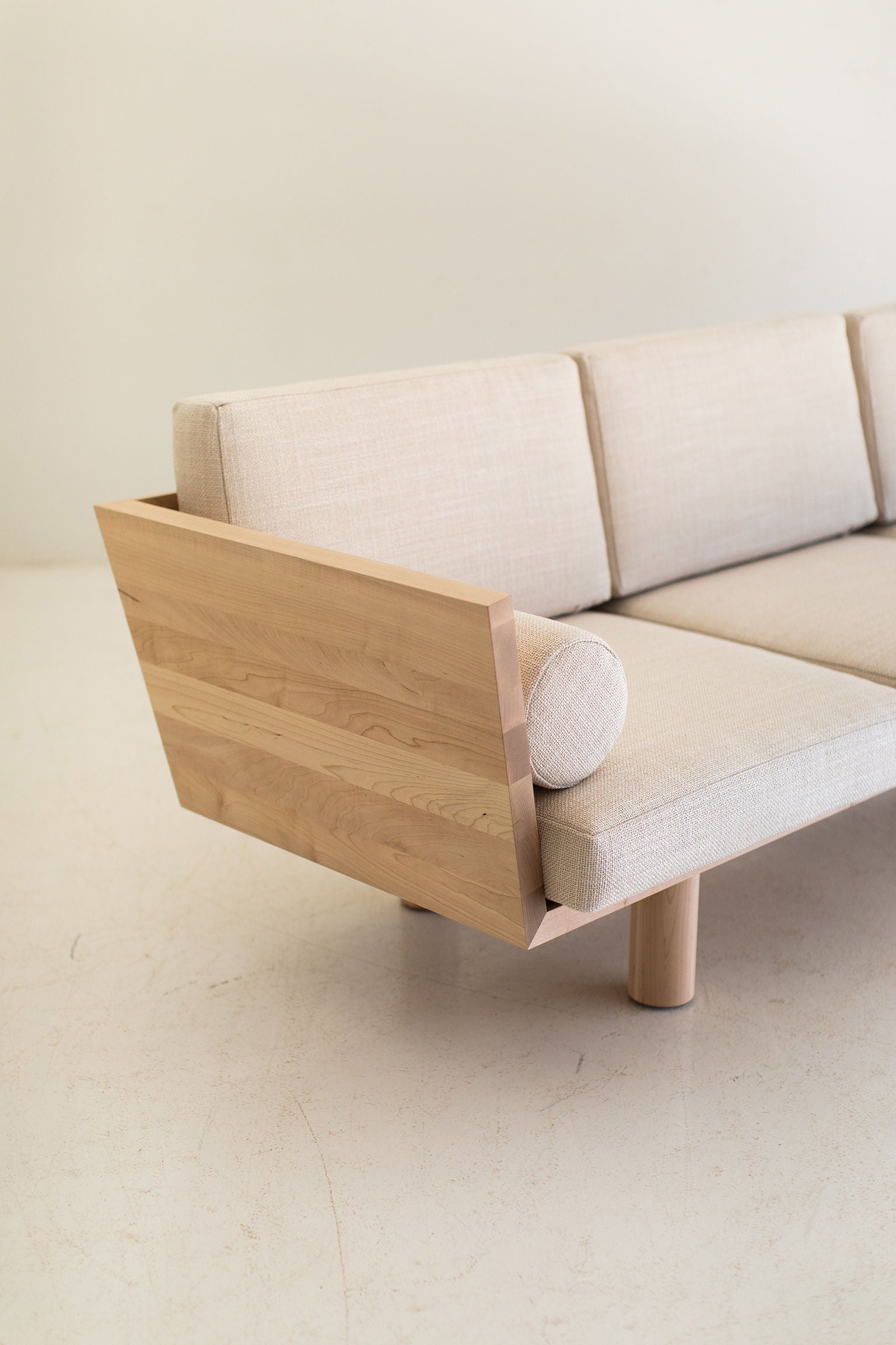 Modern Suelo® Sofa - Turned Leg - 0321