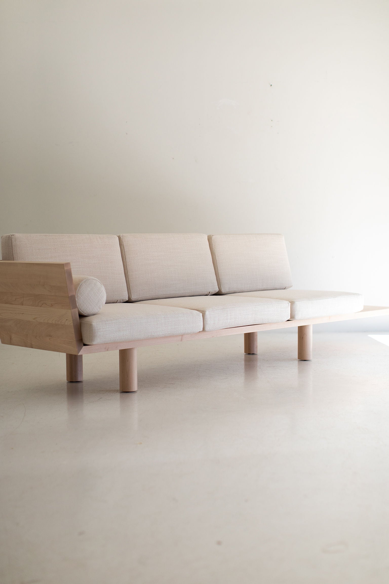 Modern Suelo® Sofa - Turned Leg - 0321
