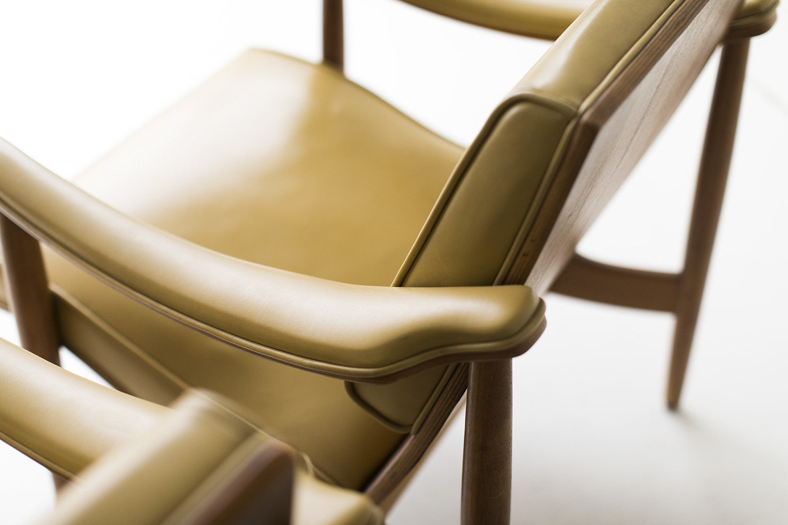 Modern-Thonet-Lounge-Chairs-02