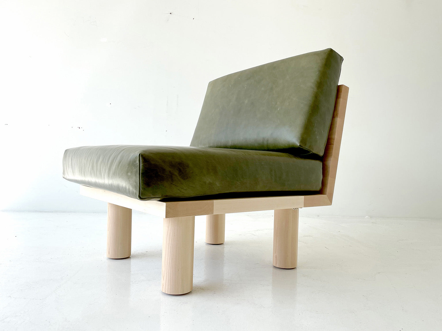 Turned Leg Suelo Side Chair In Leather And Maple - 3021