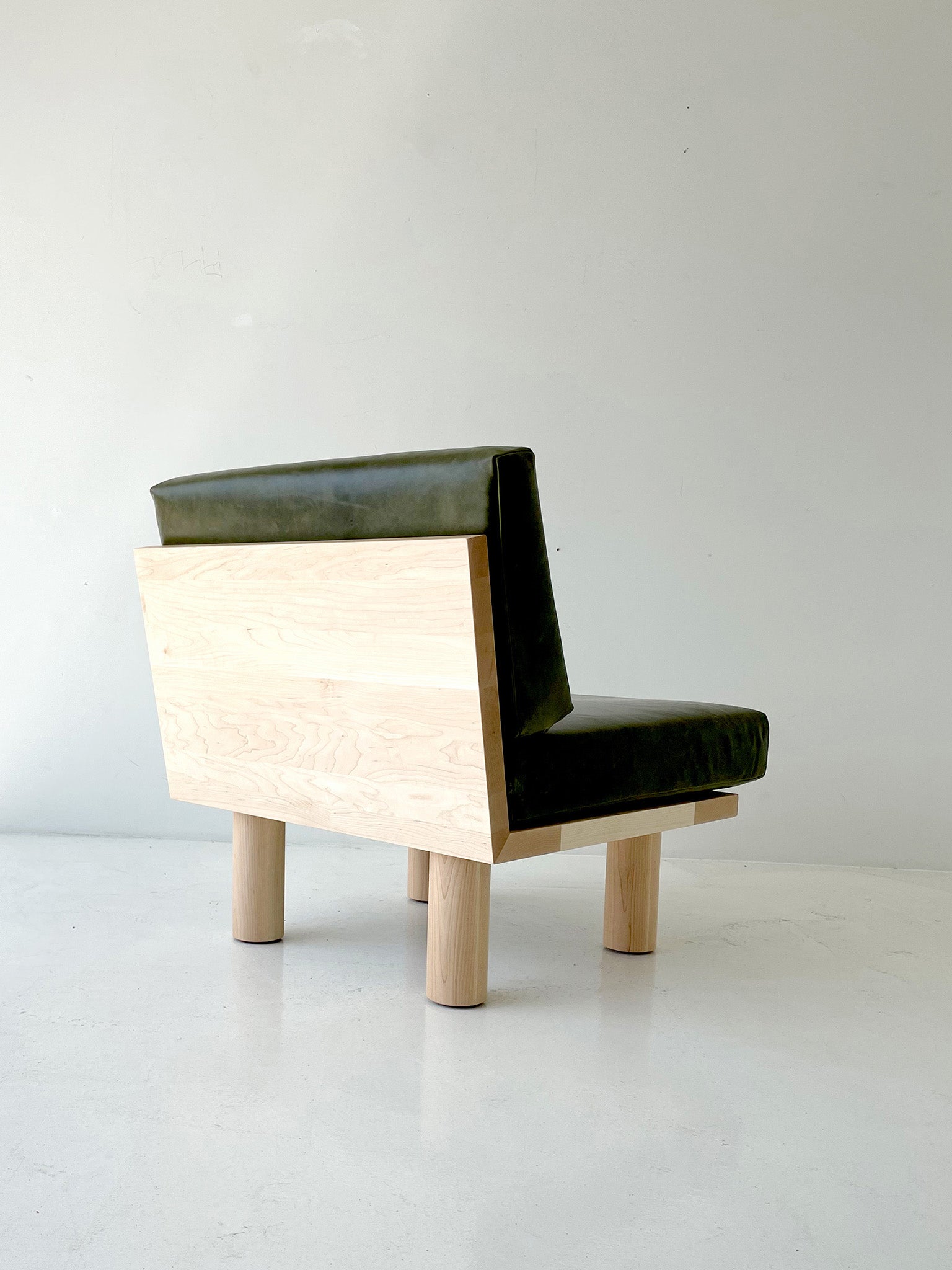 Turned Leg Suelo® Side Chair In Leather And Maple - 3021