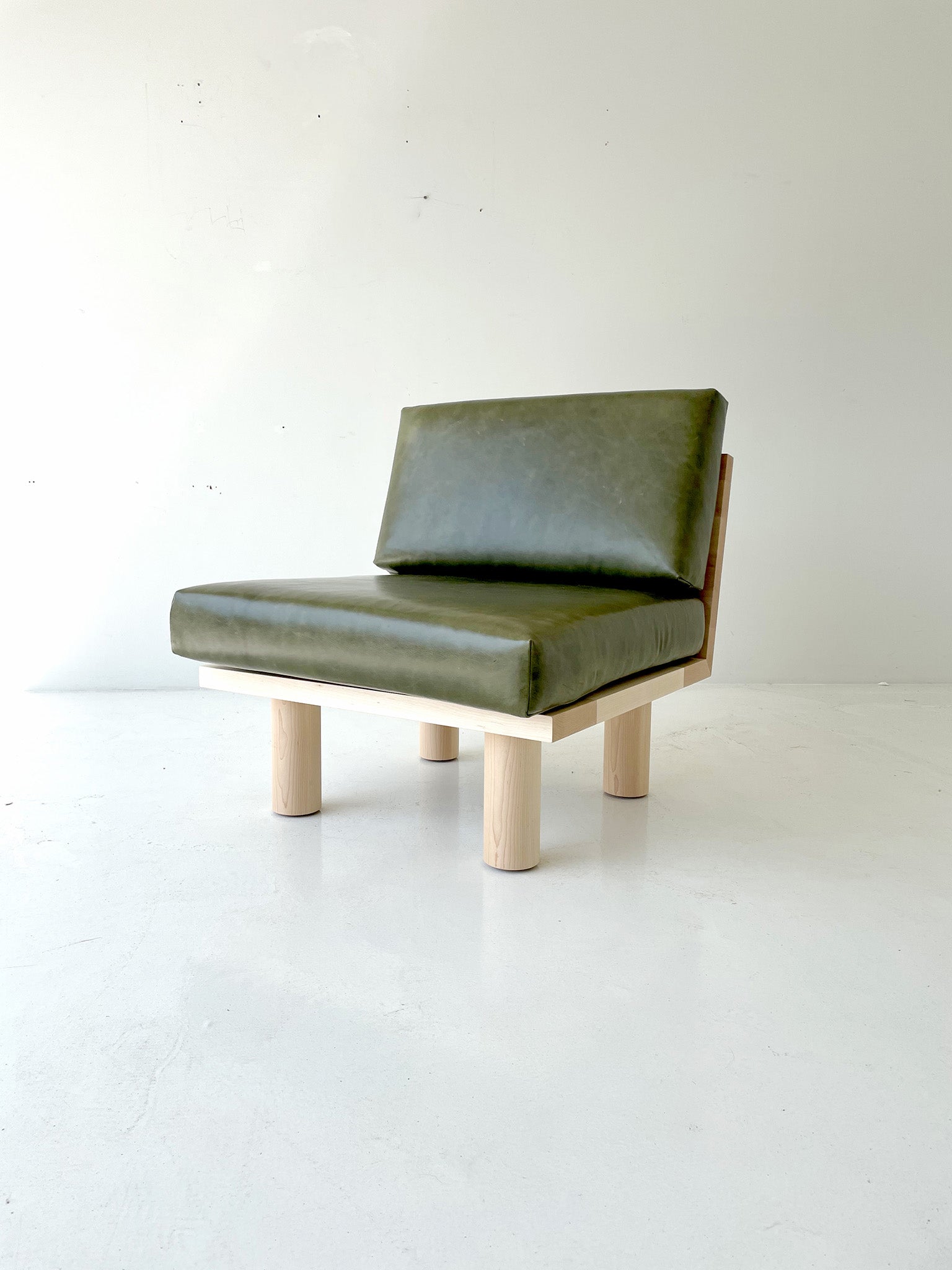 Turned Leg Suelo Side Chair In Leather And Maple - 3021