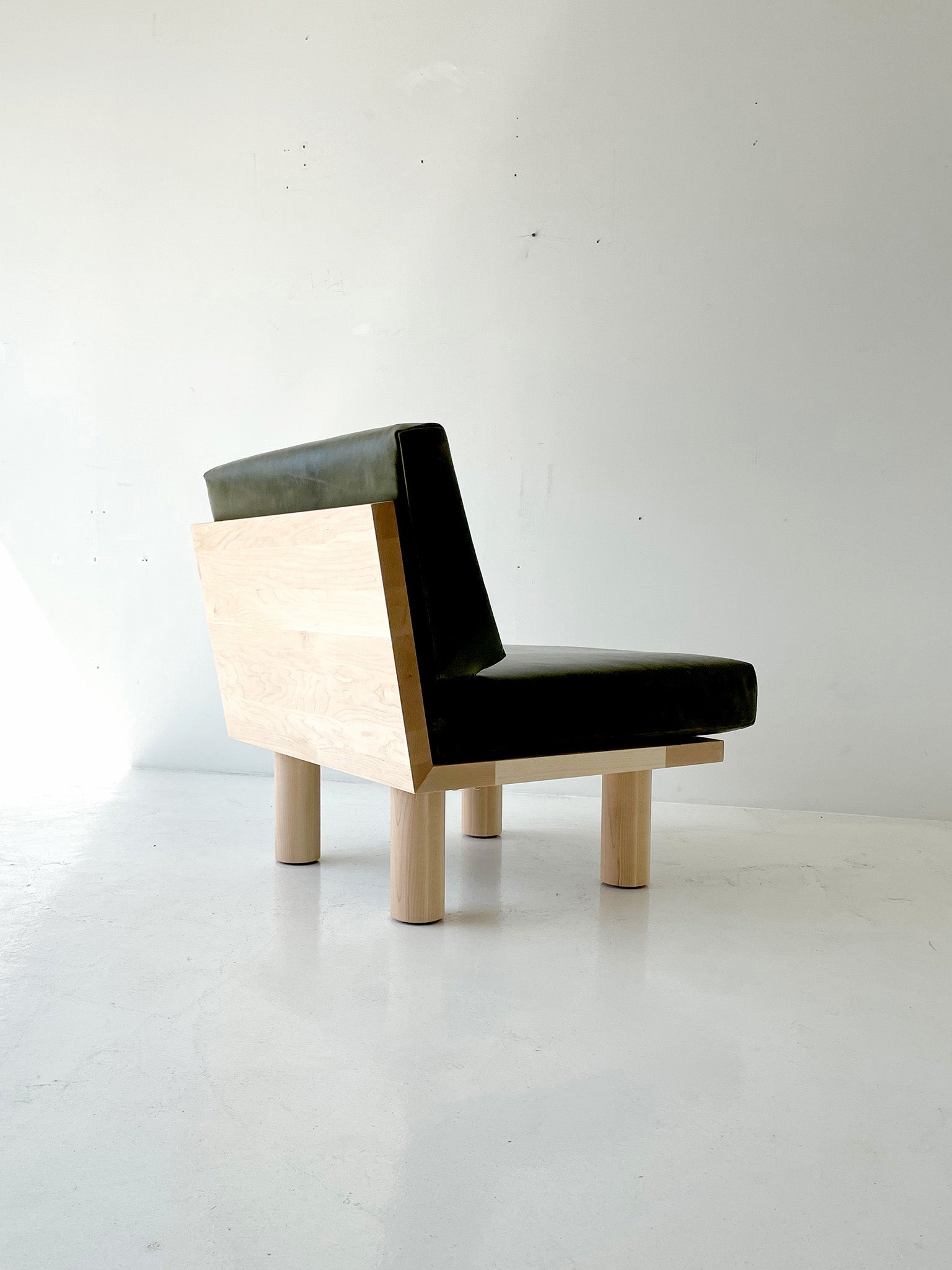 Turned Leg Suelo® Side Chair In Leather And Maple - 3021