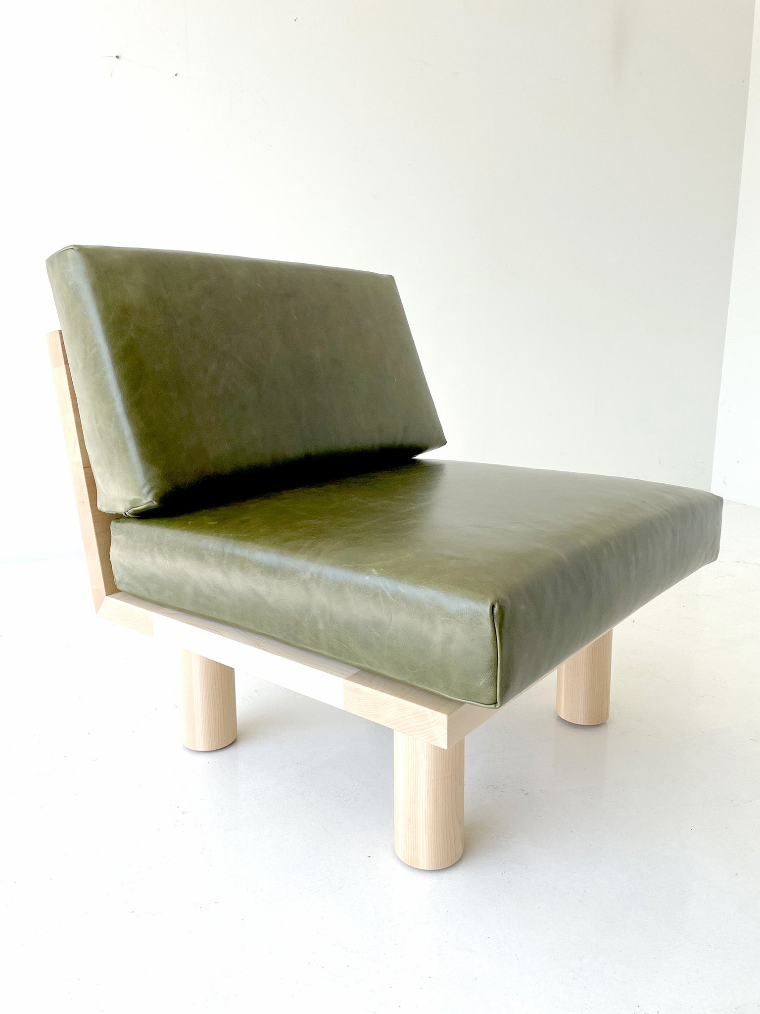 Turned Leg Suelo Side Chair In Leather And Maple - 3021