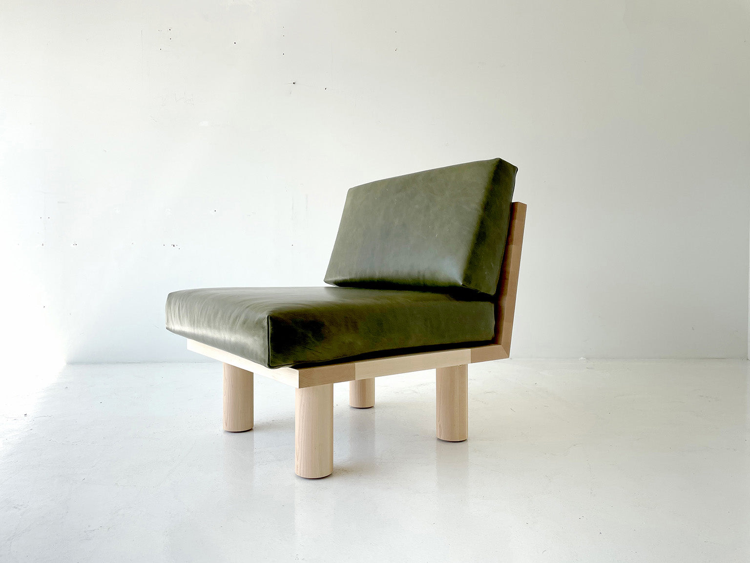 Turned Leg Suelo Side Chair In Leather And Maple - 3021