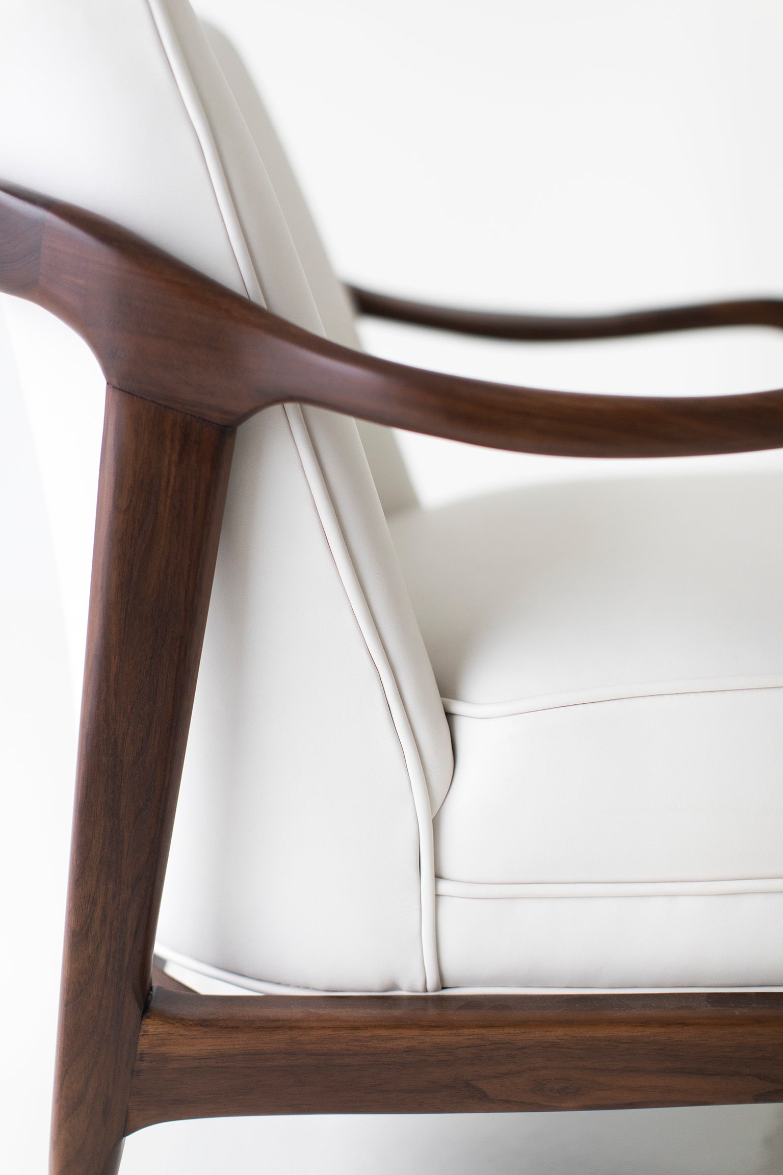 Mid Century Leather Lounge Chair - 01091801