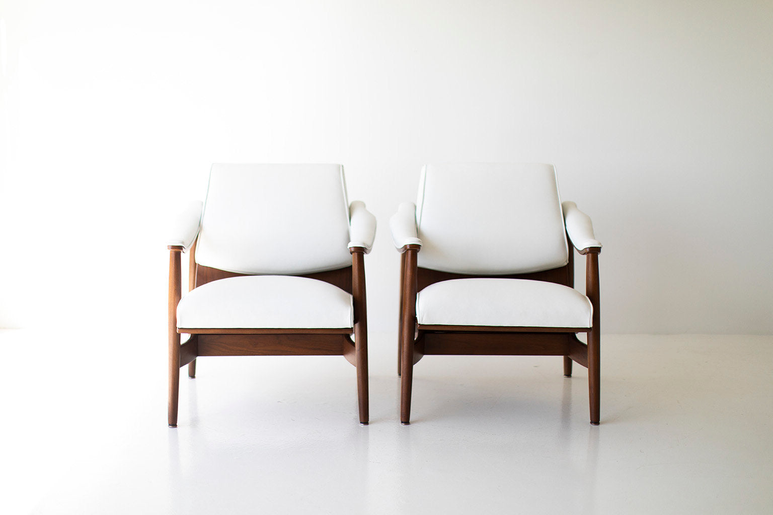 Modern Thonet Lounge Chairs - 09201802