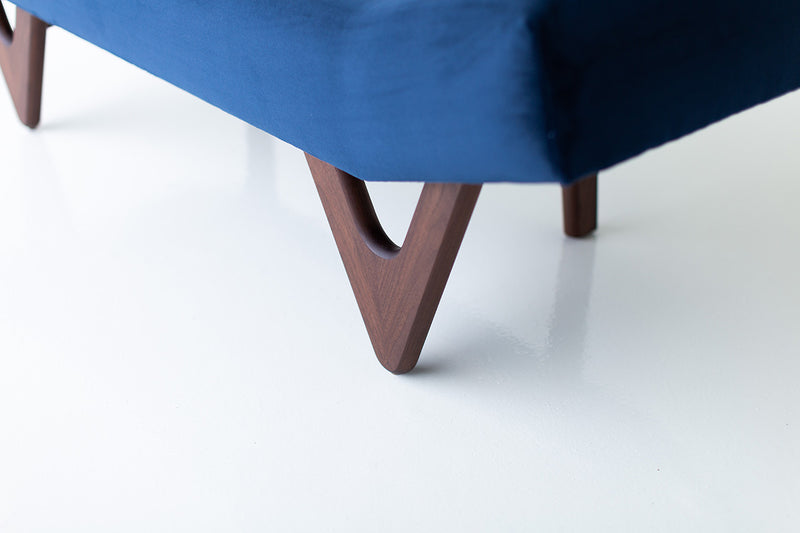 Side profile of the modern luxury Alaska bench showing its oak frame and hand-shaped walnut legs
