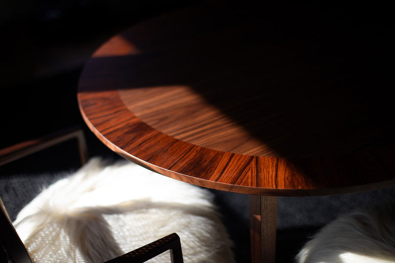 Detail of the wood grain on the tabletop