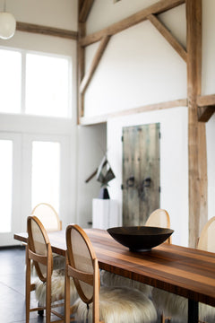 Close-up of the striped wood grain on the dining table top