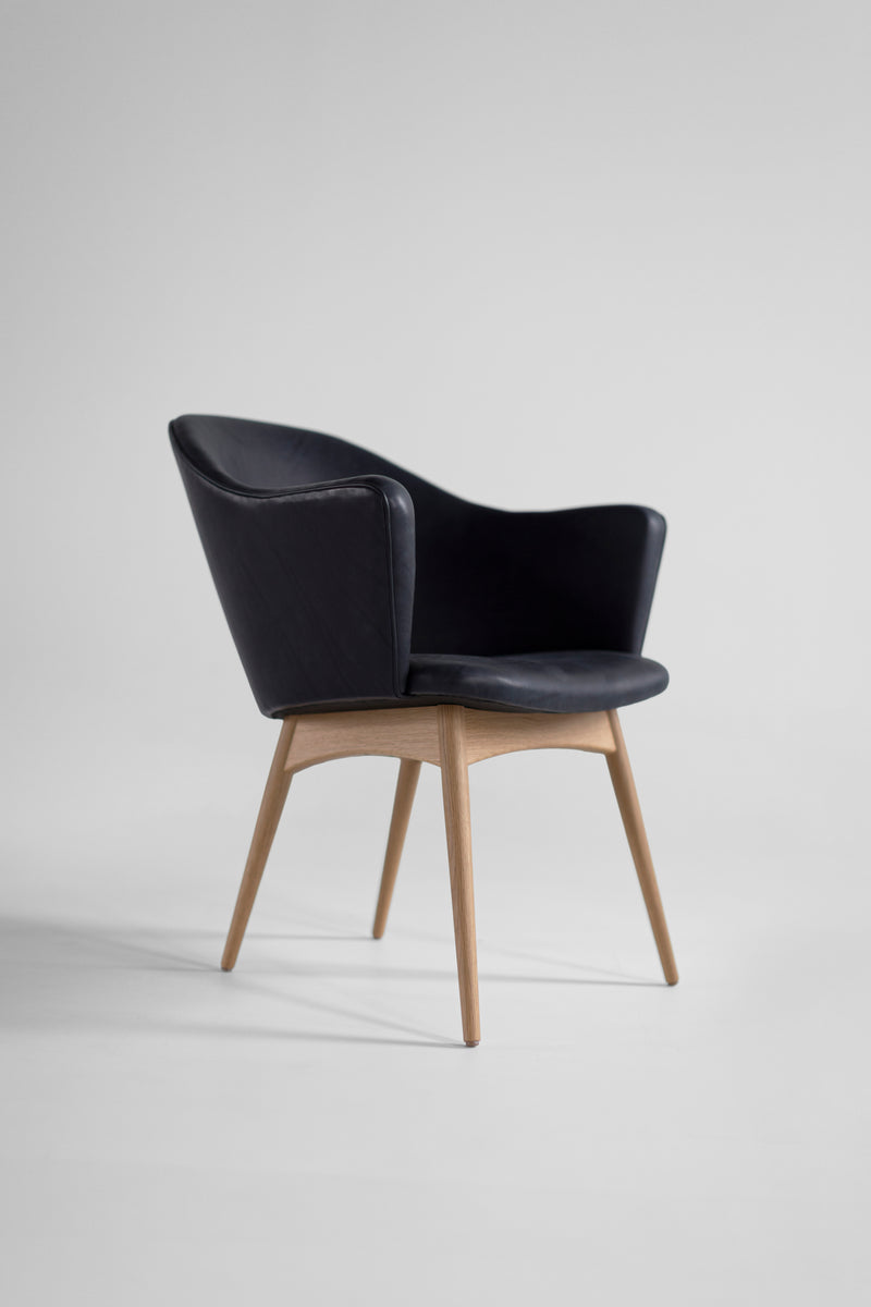 Detail of the oak wood grain and joinery on the Scoop chair frame