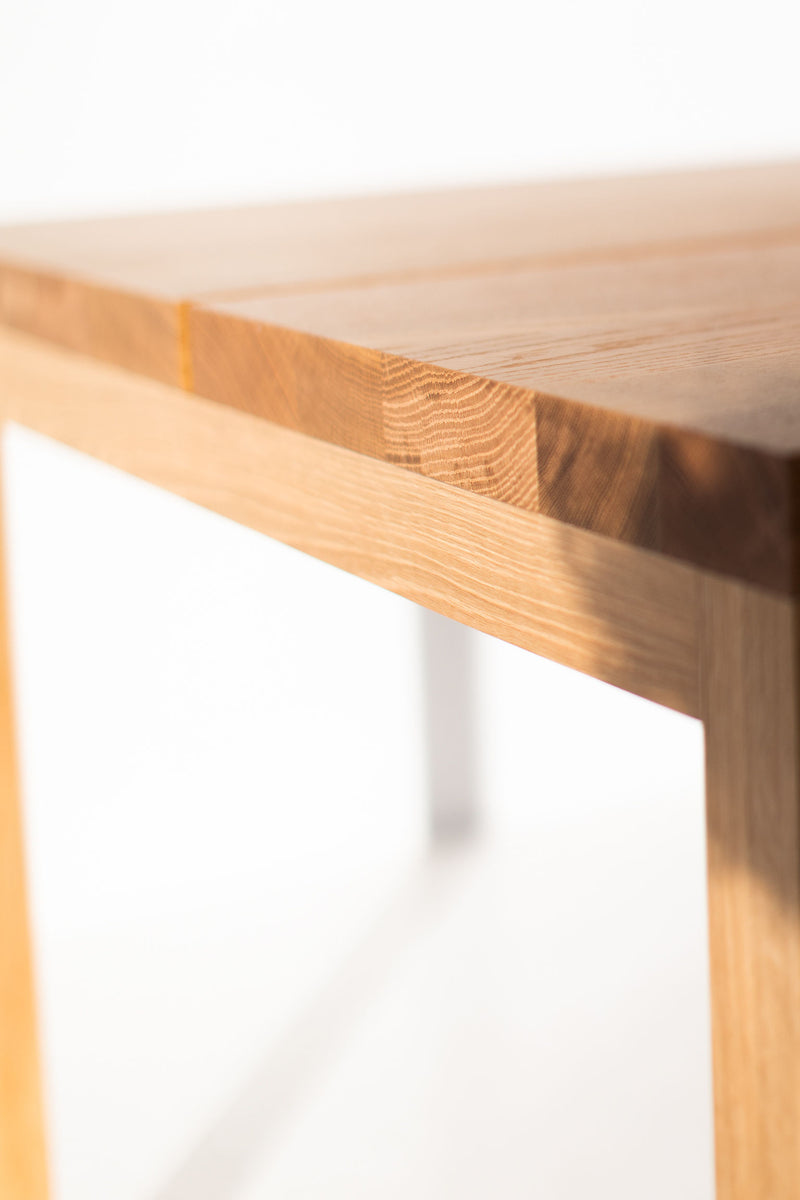 Detail of the half-inch split panel seam on the luxury oak top