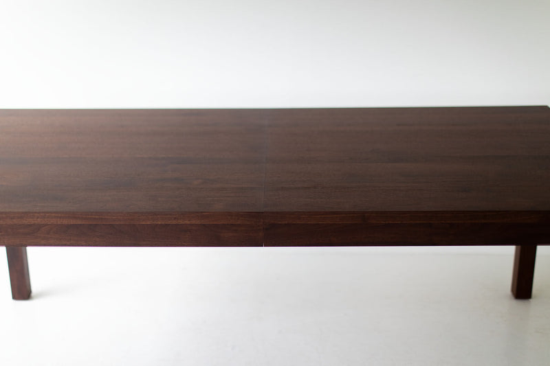 Close-up of the extension leaf seam on the dining table