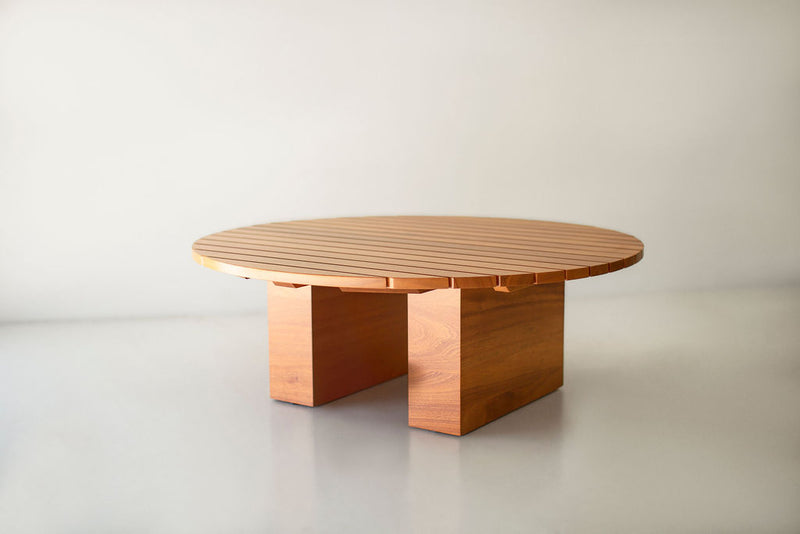 Round outdoor coffee table in Sapele mahogany from the Suelo collection
