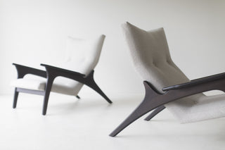 Modern luxury Frank lounge chairs 1521 in a dark walnut finish, a pair with pale grey upholstery