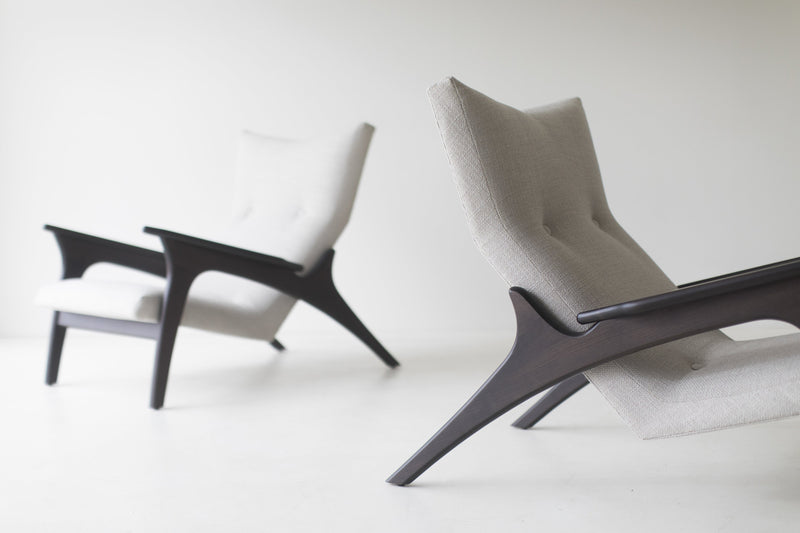 Modern luxury Frank lounge chairs 1521 in a dark walnut finish, a pair with pale grey upholstery