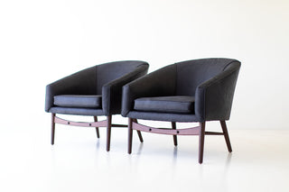 Walnut wood frame of the Peabody club chair in black leather