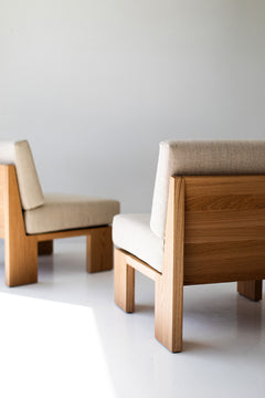 Three-quarter view of the Chile chair and its solid oak frame