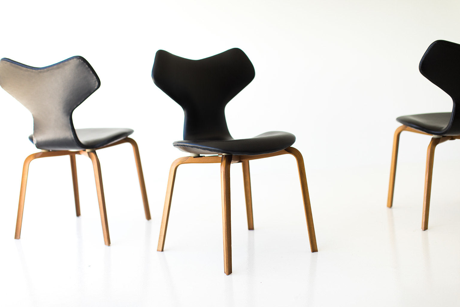Arne-Jacobsen-Leather-Grand-prix-Dining-Chairs-Fritz-Hansen-004