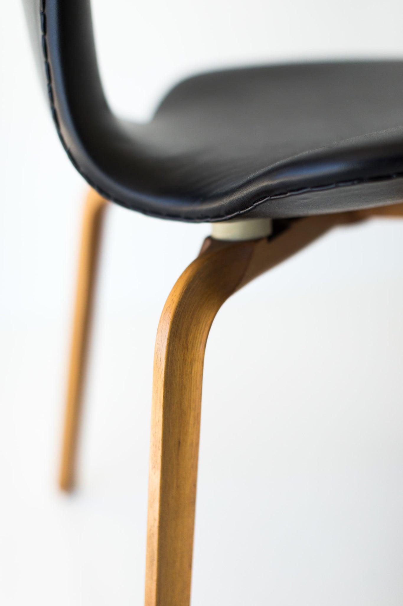 Arne-Jacobsen-Leather-Grand-prix-Dining-Chairs-Fritz-Hansen-007