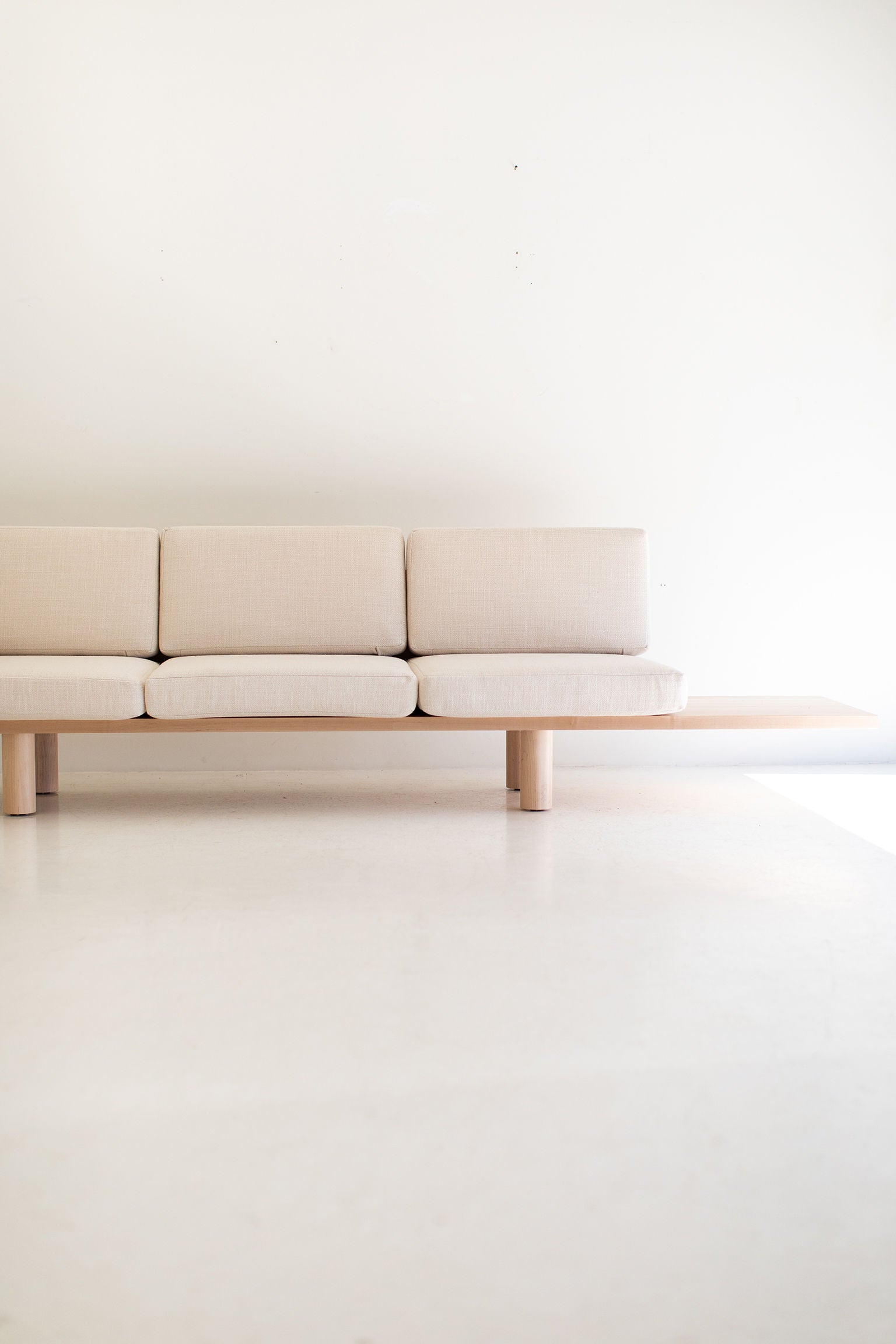 Modern Suelo Sofa - Turned Leg - 0321