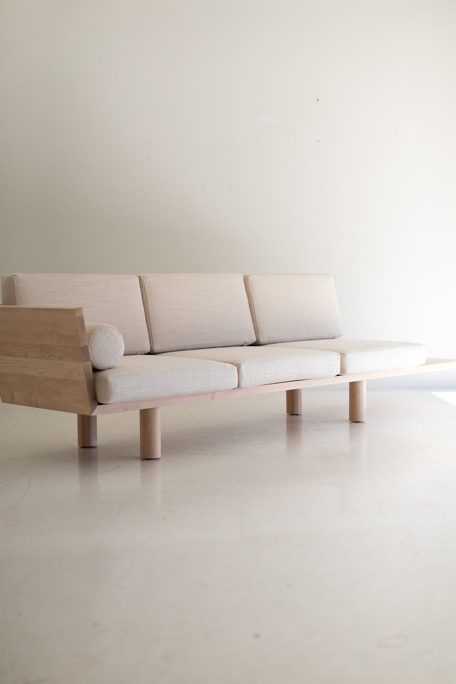 Modern Suelo Sofa - Turned Leg - 0321
