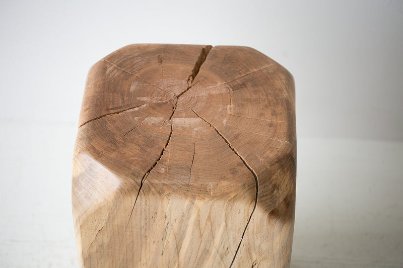 Maple grain with a fine natural crack