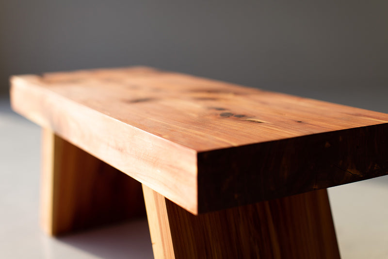 Close-up of the table edge and grain