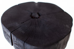 Close-up of the charred texture on the tabletop