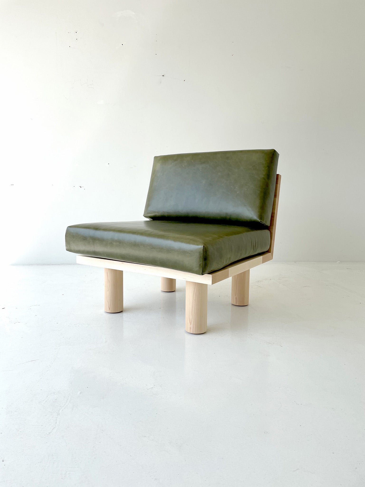 Turned-Leg-Suelo-Side-Chair-Leather-Maple-04