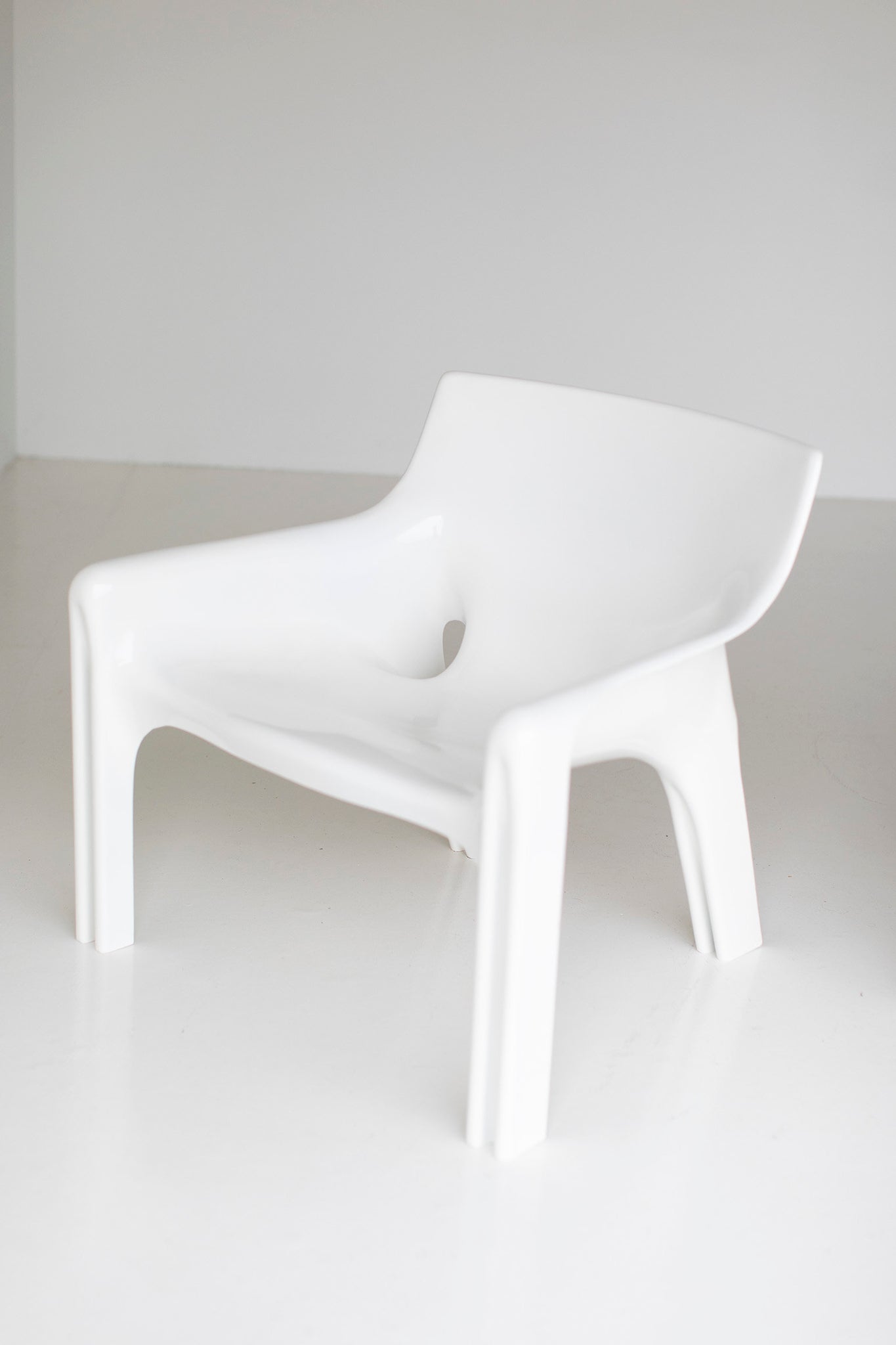 Vico-Magistretti-Lounge-Chairs-Artemide-03