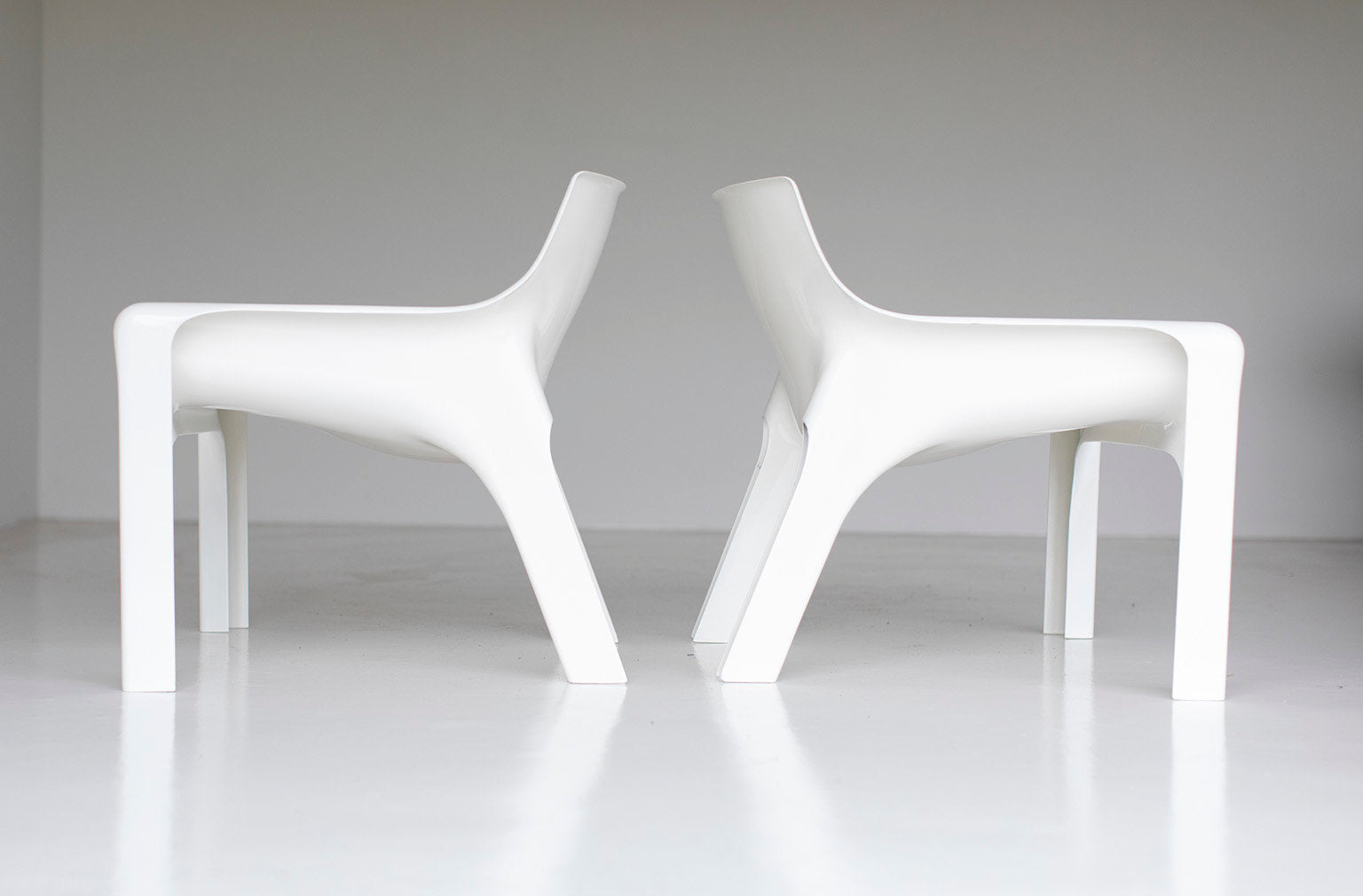 Vico-Magistretti-Lounge-Chairs-Artemide-04