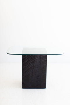 Close-up of the stump table's natural edge and character